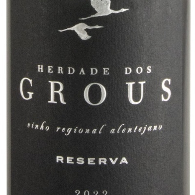 Rótulo de vinho preto com texto branco e prateado e duas aves em voo