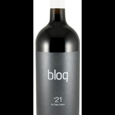 Garrafa de vinho tinto com rótulo cinzento escuro e texto branco.