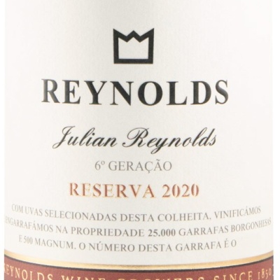 Rótulo de vinho Reynolds Reserva 2020 com texto em português e elementos decorativos