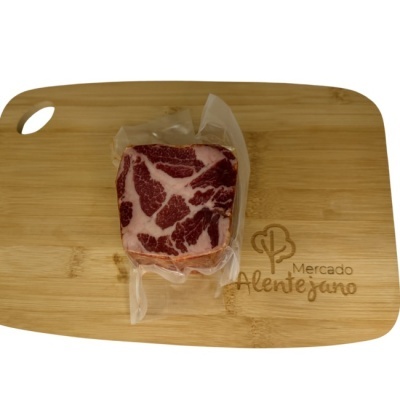 carne embalada a vácuo sobre tábua de madeira com inscrição Mercado Alentejano
