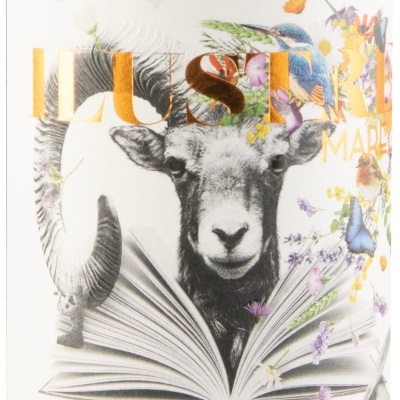 Rótulo de garrafa com ilustração de carneiro, flores, borboletas e texto em dourado