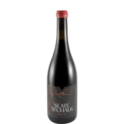Garrafa de vinho tinto com rótulo preto e vermelho