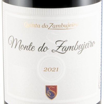 Rótulo branco de garrafa de vinho com texto e brasão colorido.