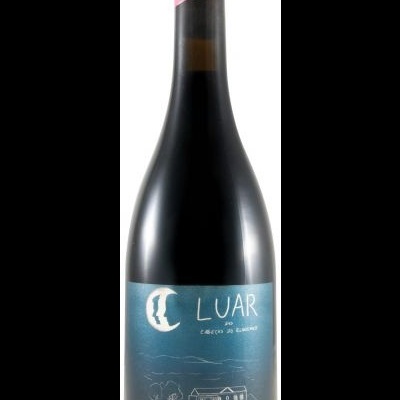 Garrafa de vinho LUAR com rótulo azul e detalhes brancos, tampa rosa