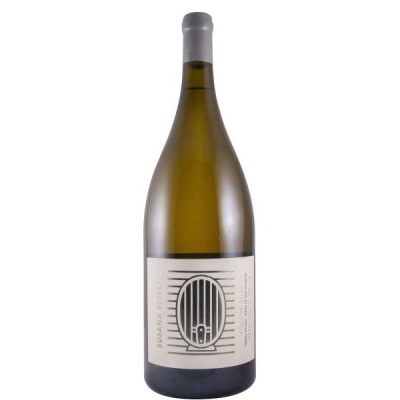 Garrafa de vinho branco com rótulo branco e desenho preto de porta oval com barras verticais