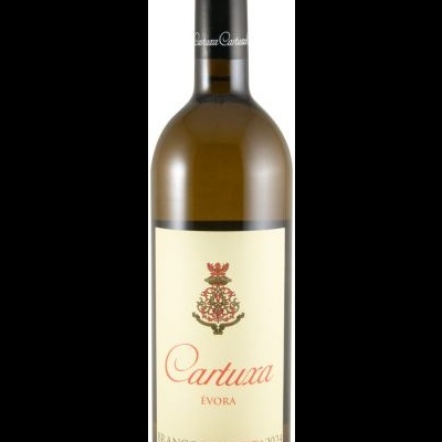 Garrafa de vinho branco Cartuxa Évora 2020 com rótulo creme e texto vermelho