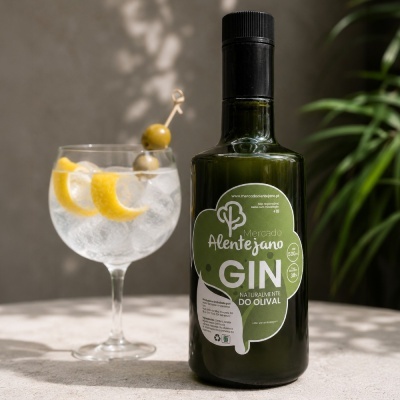 Garrafa de gin Mercado Alentejano com copo de gin tónico com limão e azeitonas