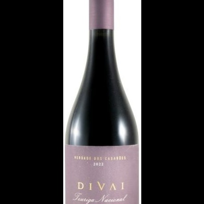 Garrafa de vinho tinto Divai Touriga Nacional 2022 com rótulo lilás
