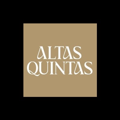 Logótipo ALTAS QUINTAS em branco sobre fundo castanho
