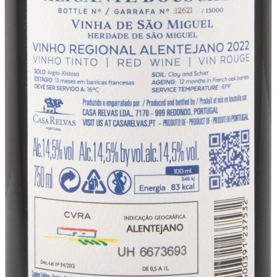 Rótulo branco com texto azul de garrafa de vinho tinto Alicante Bouschet 2022 da Casa Relvas em Portugal