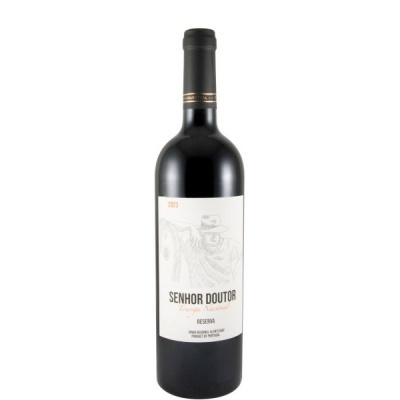 Garrafa de vinho tinto Senhor Doutor Reserva 2023 com rótulo branco e desenho de homem de chapéu
