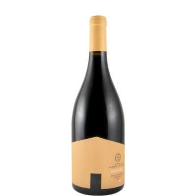 Garrafa de vinho com rótulo bege e texto visível, tampa bege