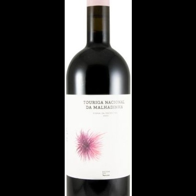 Garrafa de vinho Touriga Nacional da Malhadinha com rótulo branco e flor rosa