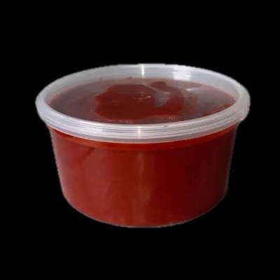 Recipiente plástico com molho vermelho espesso