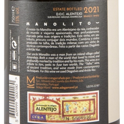 Etiqueta preta de vinho branco Manolito 2021 com texto em português e inglês e selo Denominação de Origem Alentejo