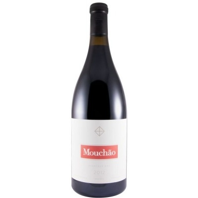 Garrafa de vinho tinto Mouchão com rótulo branco e texto vermelho