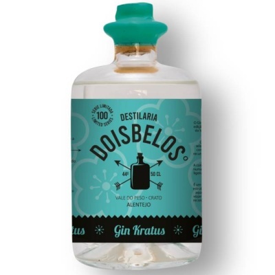 Garrafa de gin Dois Belos com rótulo azul-turquesa e tampa verde