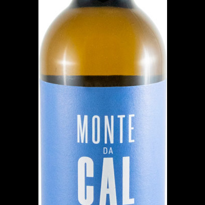 Garrafa de vinho branco Monte da Cal de Portugal com rótulo azul e tampa prateada