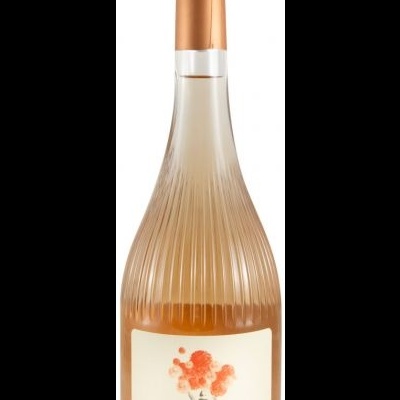 Garrafa de vinho rosé com rótulo branco e tampa dourada