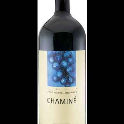 Garrafa de vinho tinto com rótulo creme e imagem de uvas azuis