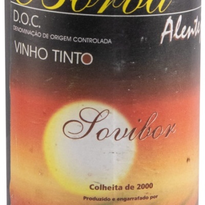 Rótulo de vinho tinto Borba Alentejo com design em tons quentes e texto em português