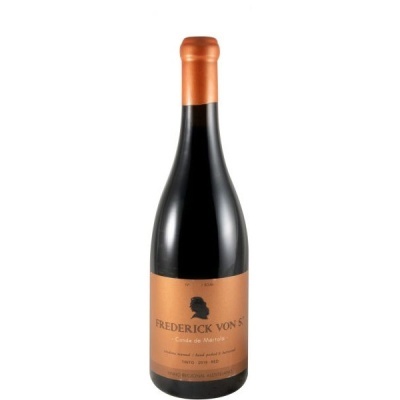 Garrafa de vinho tinto com rótulo castanho e tampa cobre