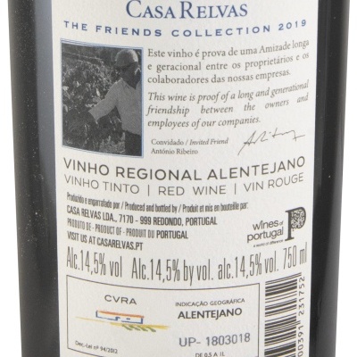 Rótulo de vinho tinto Casa Relvas The Friends Collection 2019 com texto e foto em preto e branco
