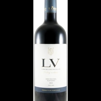 Garrafa de vinho tinto com rótulo branco e texto LV LOUREIRO VASCONCELOS 2023 Alentejano