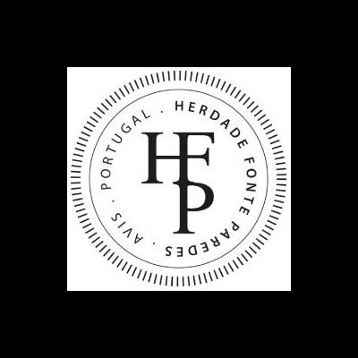 Logótipo circular preto e branco da Herdade Fonte Paredes com letras HFP ao centro