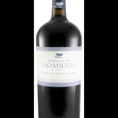 Garrafa de vinho tinto Herdade de São Miguel 2013 com rótulo branco e tampa preta