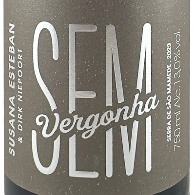 Rótulo de vinho cinza com texto branco e prateado sem vergonha