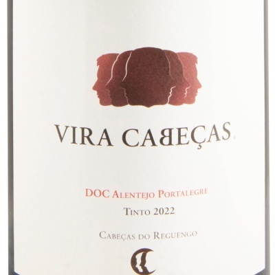 Rótulo de vinho tinto VIRA CABEÇAS com texto e imagens de silhuetas de cabeças.