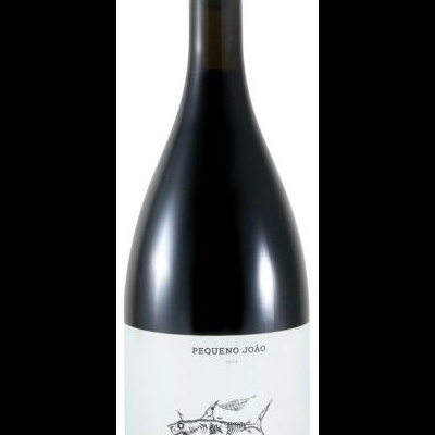 Garrafão de vinho escuro com rótulo branco e texto Pequeno João 2017