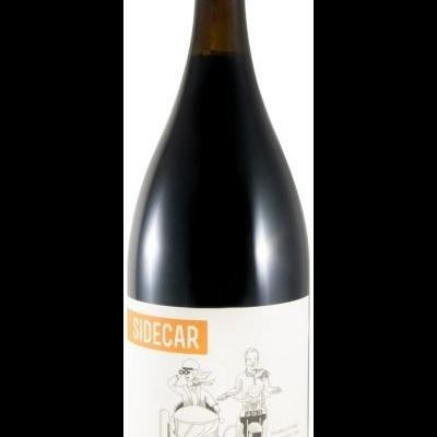 Garrafa de vinho com rótulo SIDECAR e ilustração de sidecar e mota