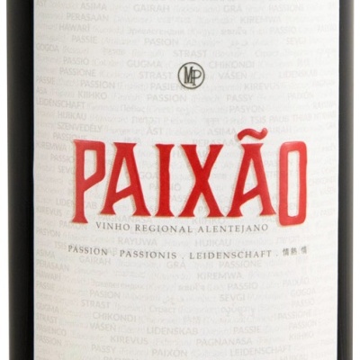 Rótulo de vinho tinto Paixão, vinho regional Alentejano, texto em várias línguas, etiqueta branca com letras vermelhas e pretas