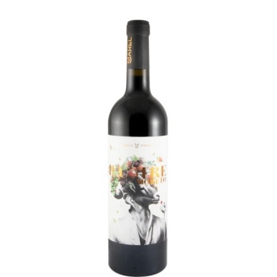 Garrafa de vinho com rótulo artístico de touro com coroas de uvas e texto dourado.