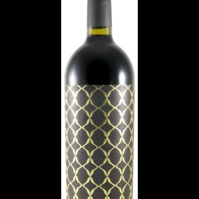 Garrafa de vinho tinto com rótulo preto e padrão dourado