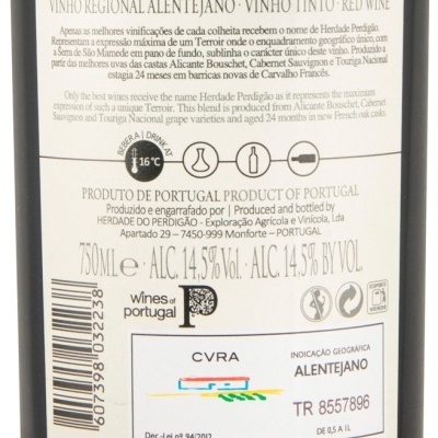 Etiqueta traseira de vinho tinto com texto sobre produção e características do vinho