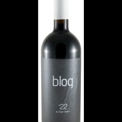 Garrafa de vinho tinto com rótulo cinza e tampa branca