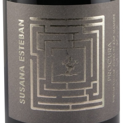Rótulo de garrafa de vinho com design geométrico cinzento e prateado