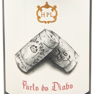 Etiqueta de garrafa de vinho com rolhas desenhadas e texto Pacto do Diabo