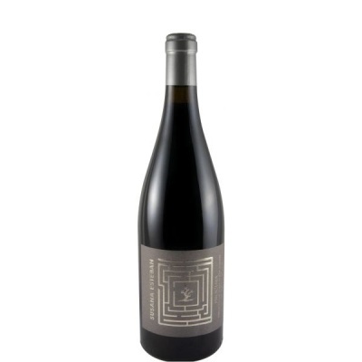 Garrafa de vinho tinto com rótulo cinza e padrão de labirinto
