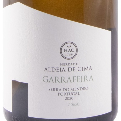 Rótulo de vinho branco com texto e fundo de vidro âmbar.