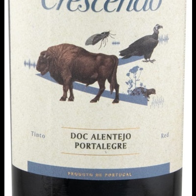Rótulo de garrafa de vinho Altas Quintas Crescendo com ilustrações de animais e texto em português.