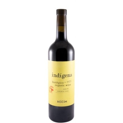 Garrafa de vinho orgânico Indígena 2023 com rótulo amarelo e fundo branco