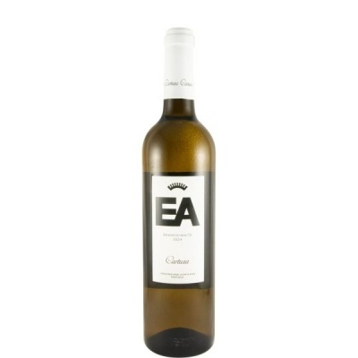 Garrafa de vinho branco EA com rótulo branco e letras pretas