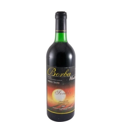 Garrafa de vinho tinto Borba Alentejo com rótulo preto e laranja