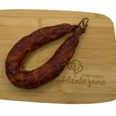 Chouriço curado em tábua de madeira com gravação Mercado Alentejano