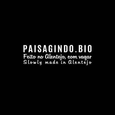 Texto branco em fundo preto com informação sobre produto feito no Alentejo
