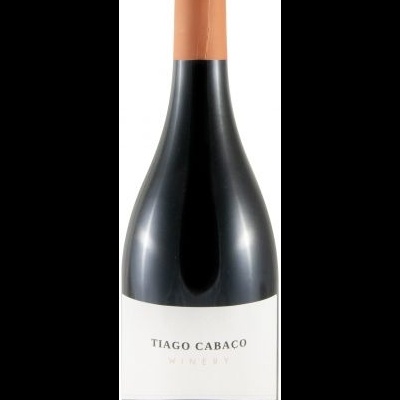 Garrafa de vinho tinto Tiago Cabaco Winery com rótulo branco e faixa laranja